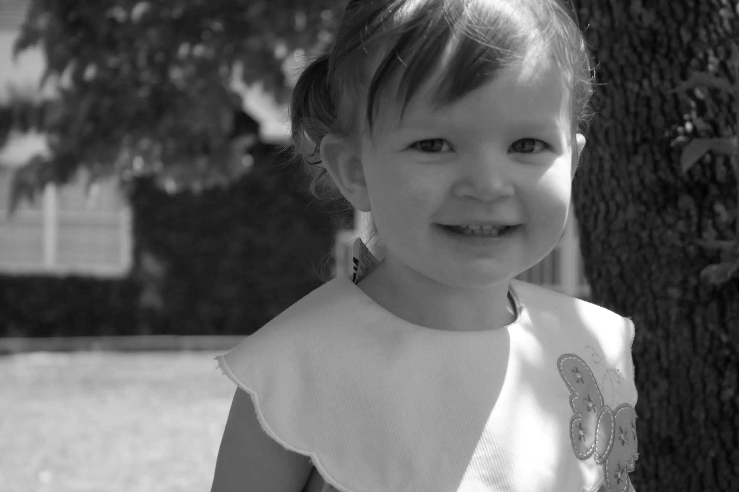 Sarah_by_the_tree_b_W