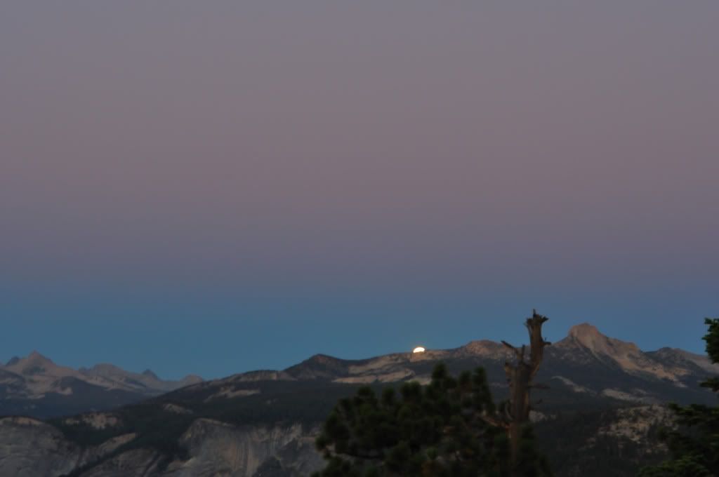 Yosemetimoonriseatglacierpoint.jpg