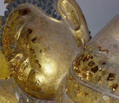 gold_leaf_on_buddha_image2.jpg