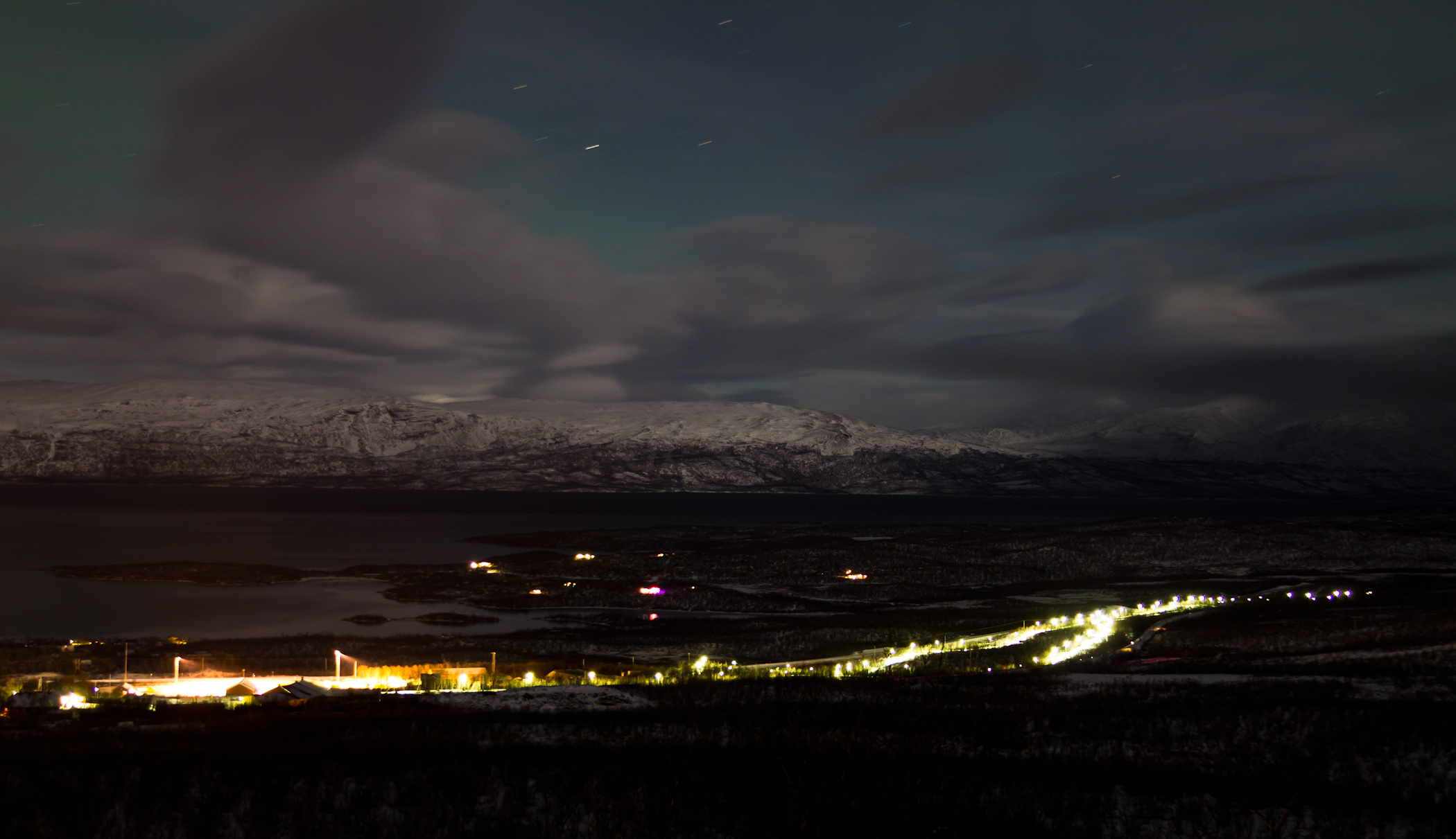 abisko_on_the_lake_by_pianoblack97-d4i2lz1.jpg