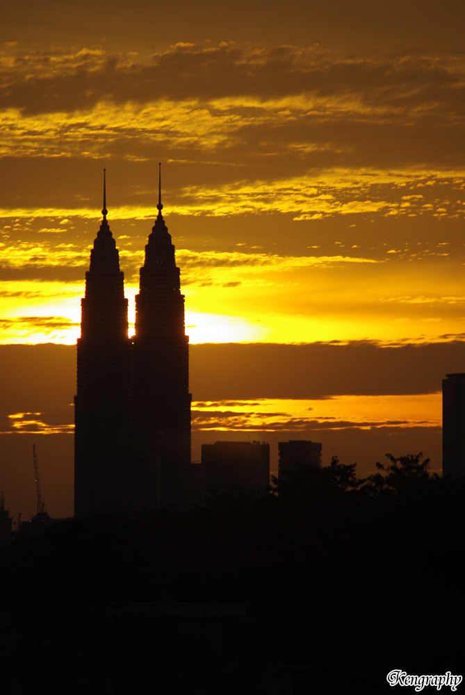 KLCC_Evening_by_Kengraphy.jpg