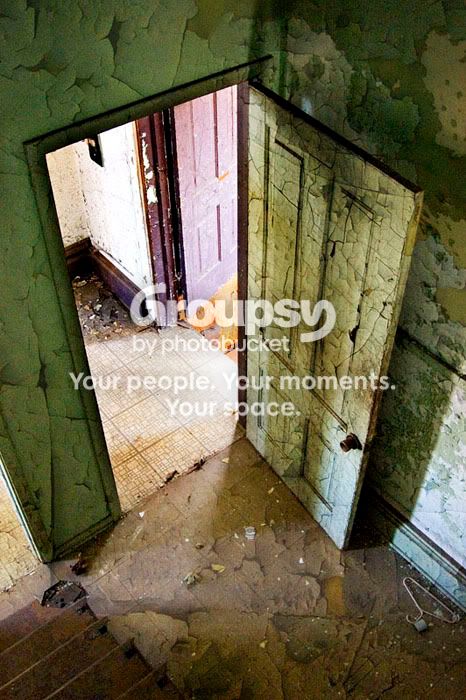 abandonedhouse-opendoor700.jpg