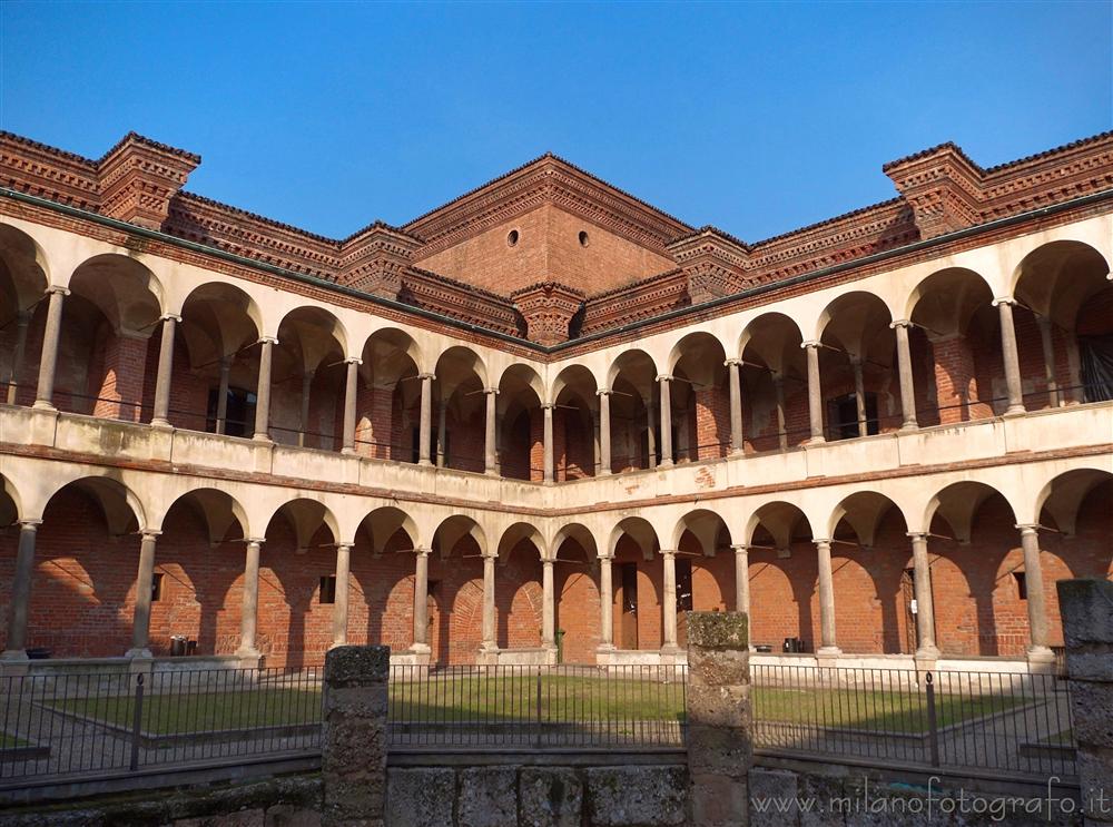 Cortile%20Ca%20Granda%20Milano.jpg