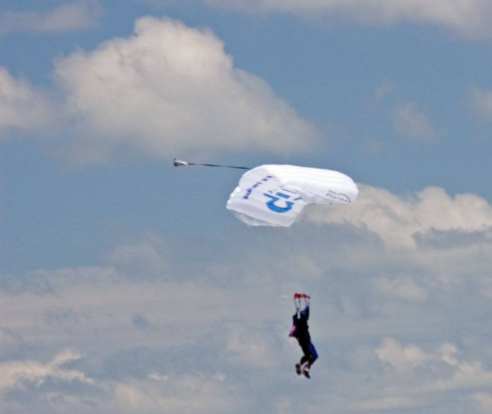 Skydiver002072206.jpg