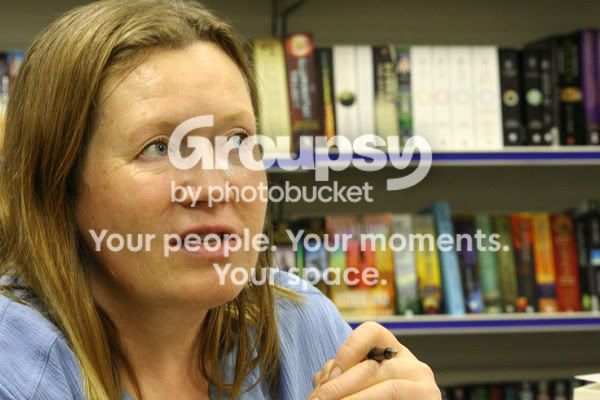 097_Booksigning_chattingwithcrowd.jpg