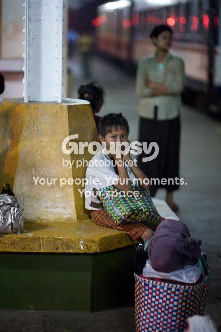 boywaitingYangonstation_07975510605.jpg