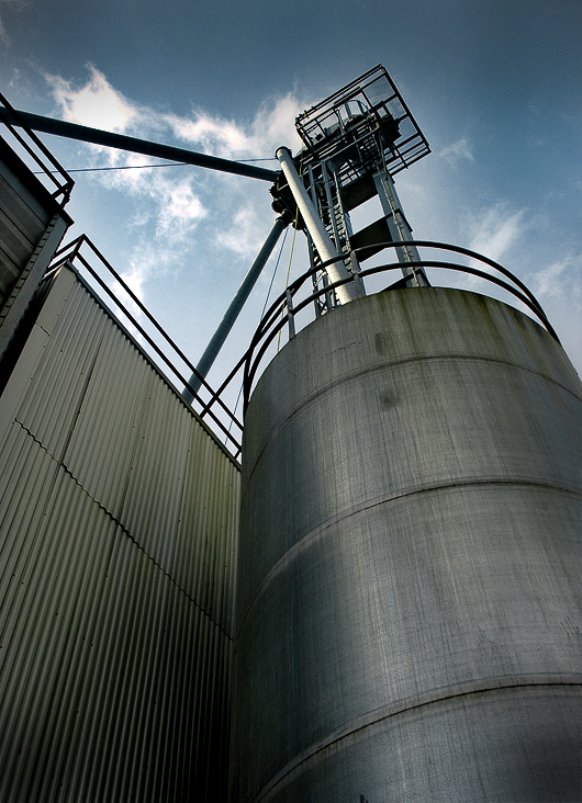 Oil_Tank_by_paparoksguitar.jpg