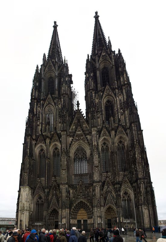 20081005-koelner-dom-from-plaza.jpg