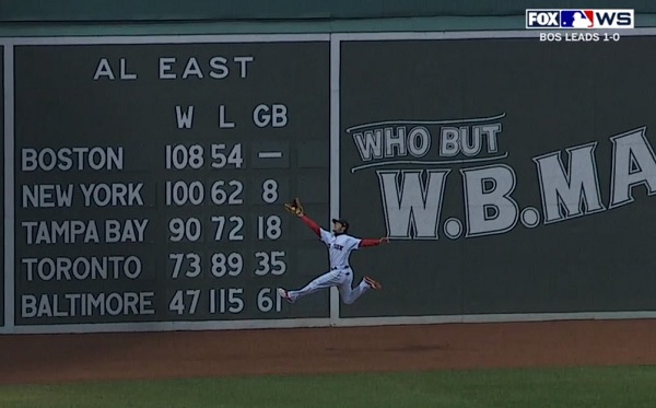 andrew-benintendi-catch-1.jpg