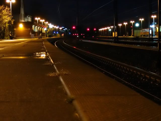 BahnhofROWbeiNacht_2.jpg