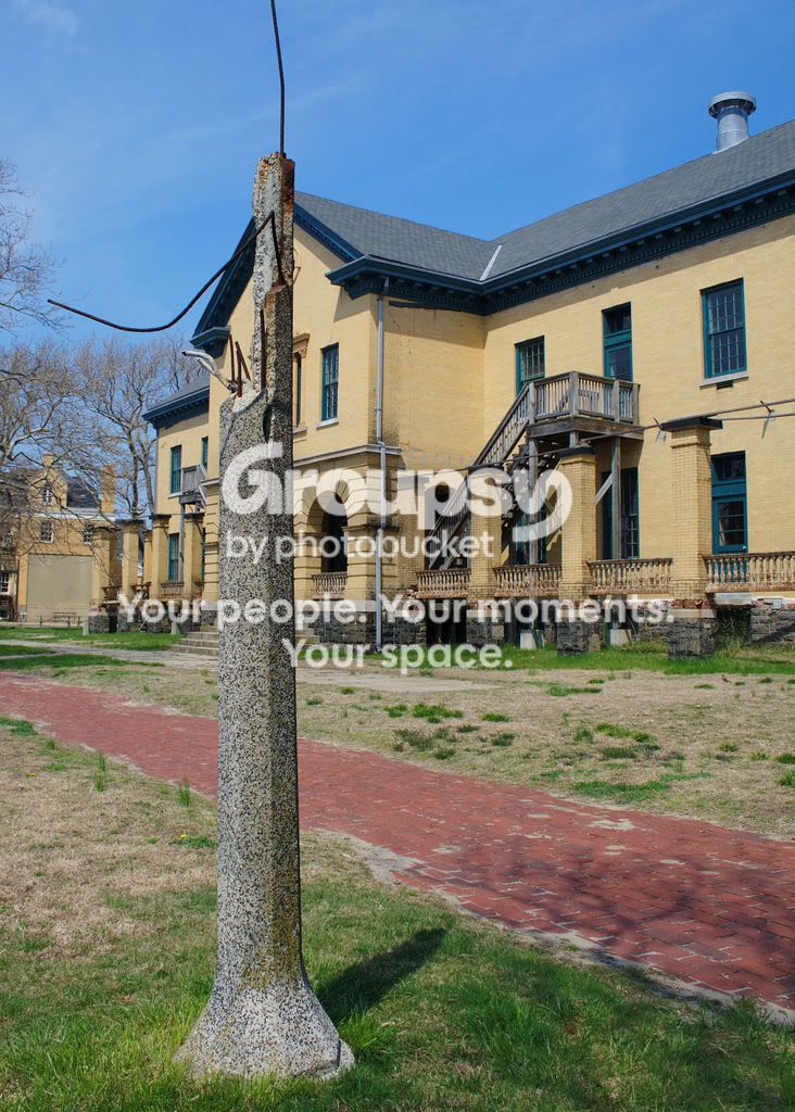 BrokenLampost.jpg