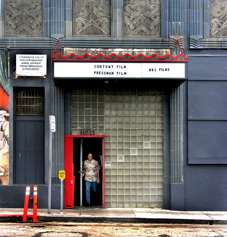 Red%20Gate%20w-Man-L.jpg