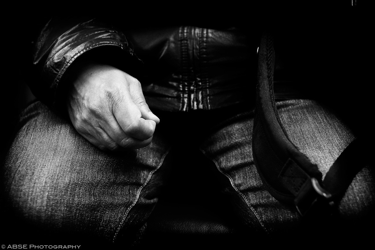 hands-serie-project-backpack-black-and-white-s-bahn-munich-germany-april-2017.jpg