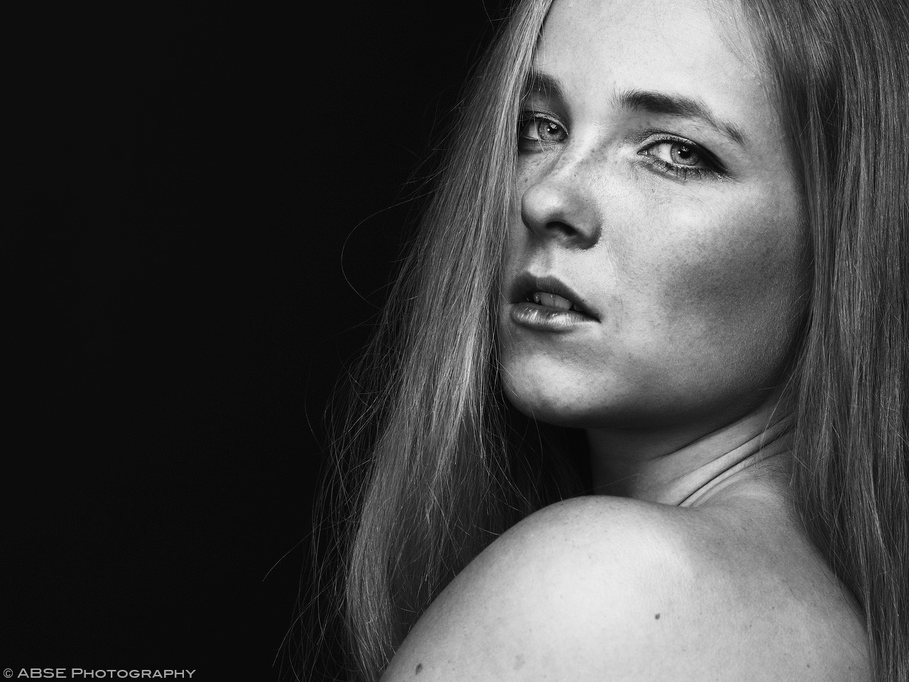 aurora-nordica-portrait-studio-black-and-white-2.jpg