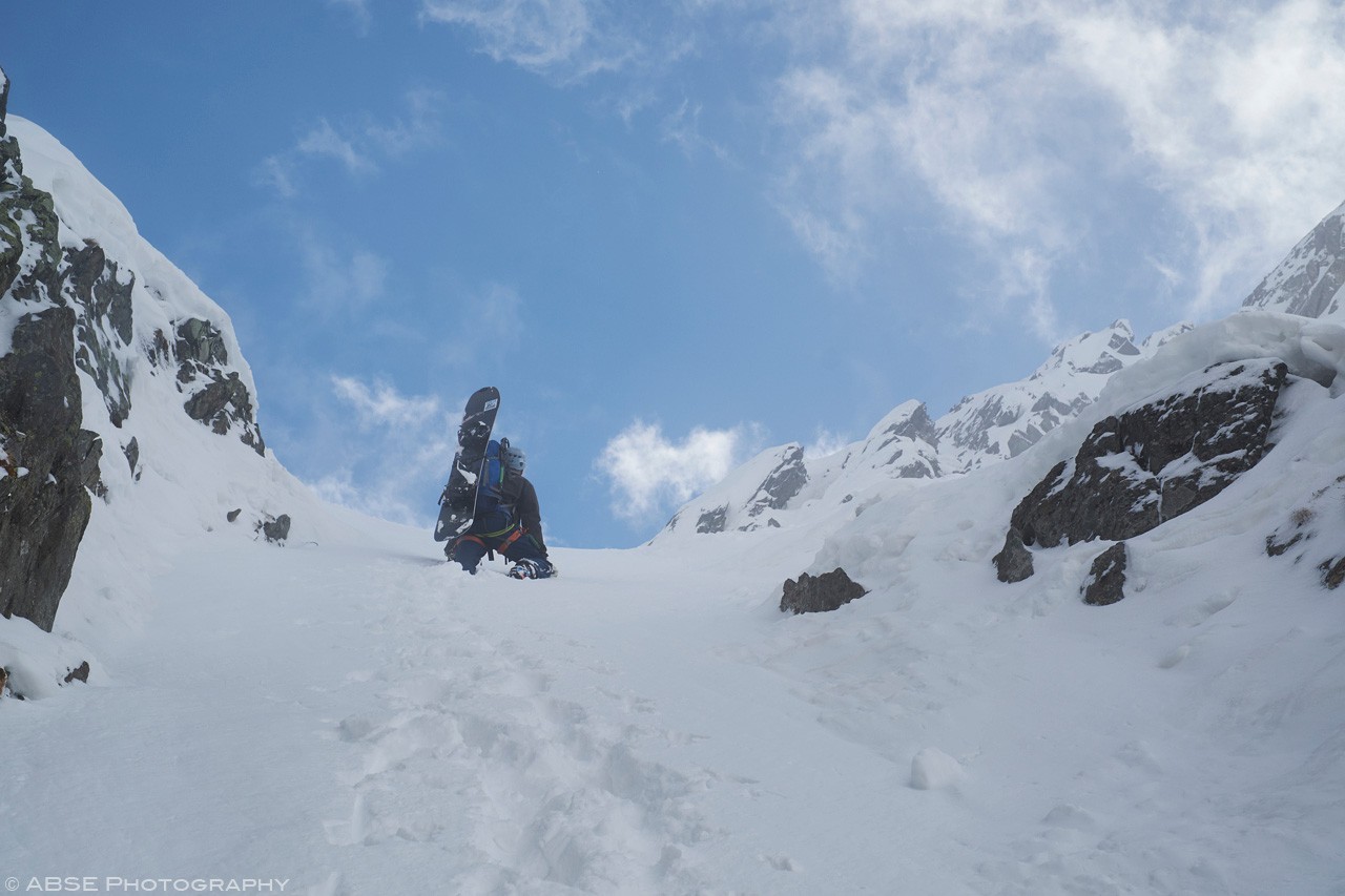 splitboard-stubai-snow-mountains-snow-couloir-steep.jpg