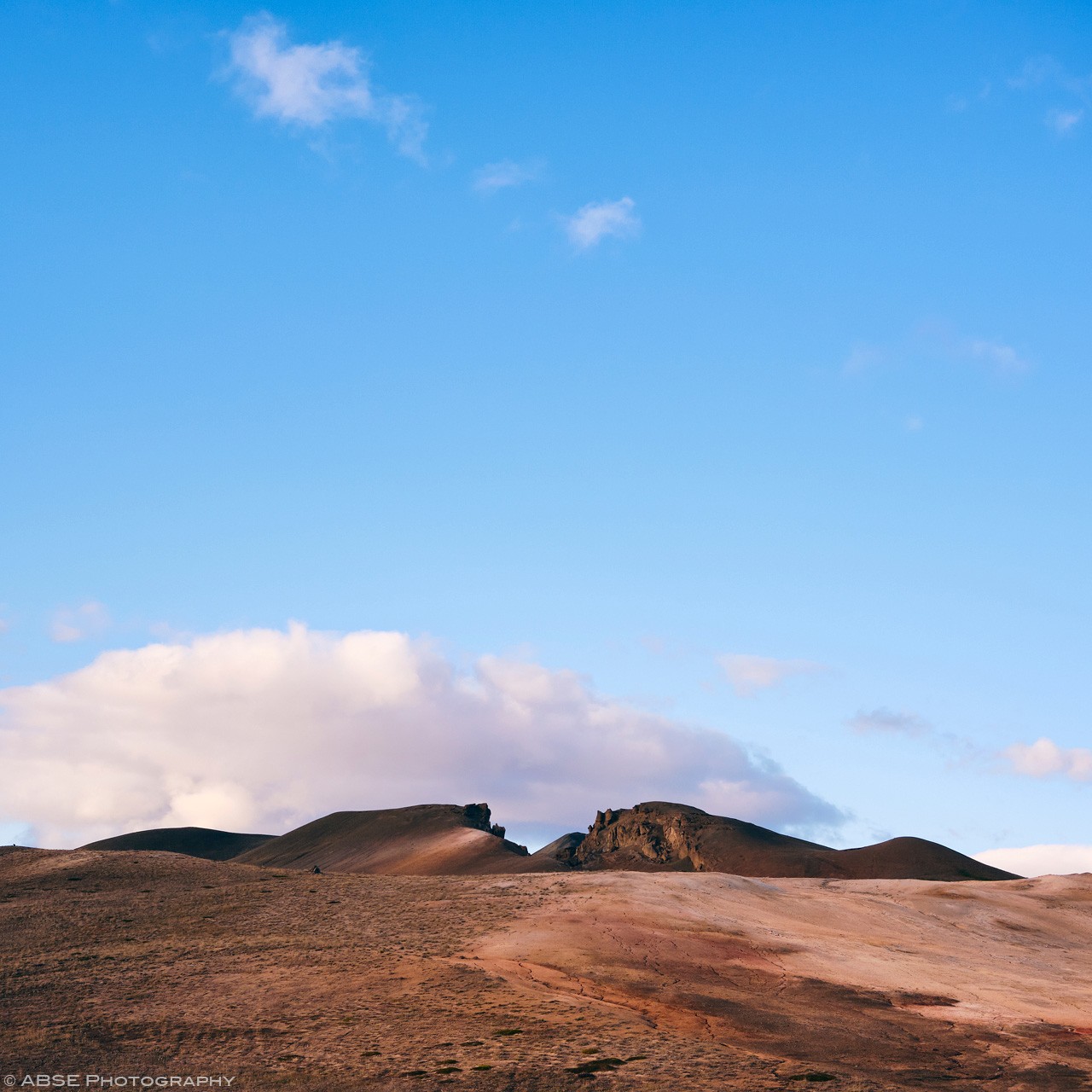 iceland-myvatn-mountain-bike-bikepacking-landscape-red-blue.jpg