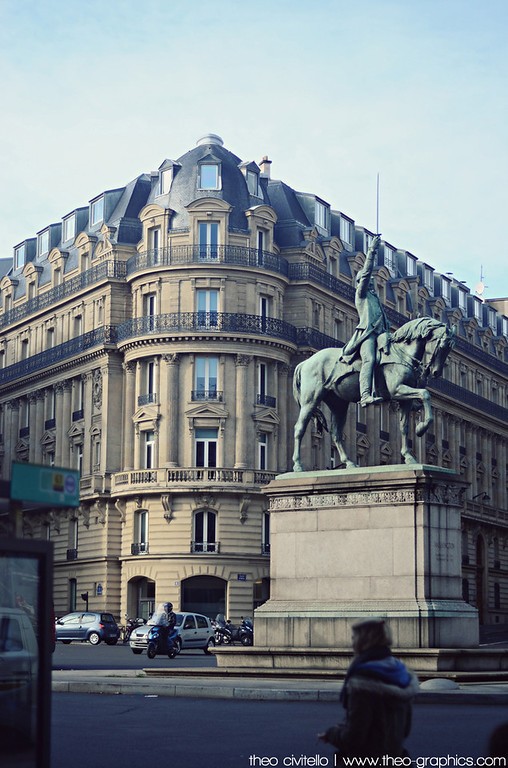 Paris-Statue-XL.jpg