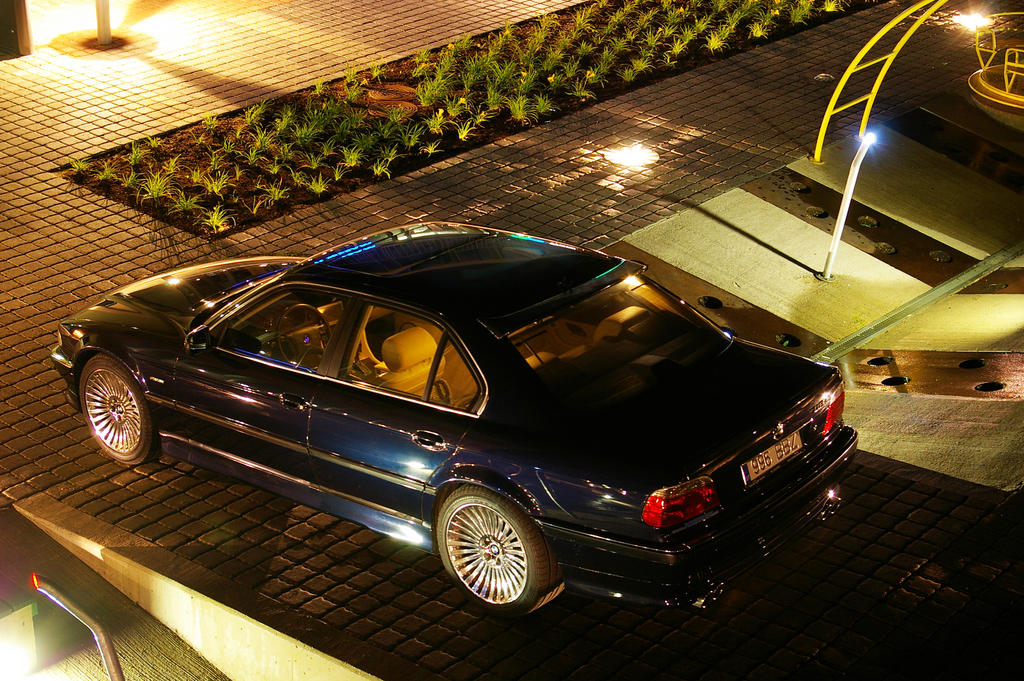 Bmw_e38_at_night_II_by_ShadowPhotography.jpg