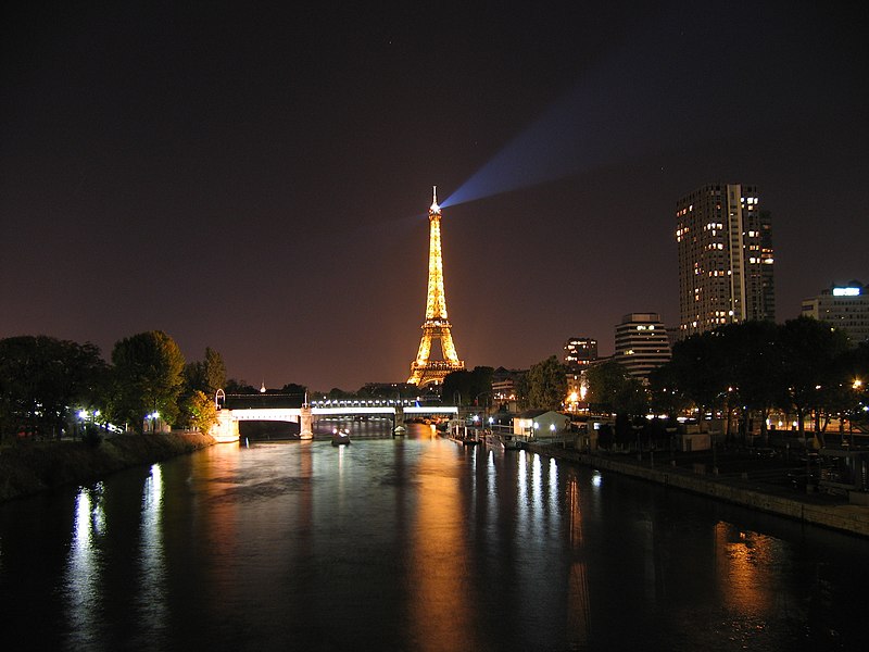 800px-Eiffel_tower_and_the_seine_at_night.jpg